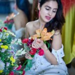 Priyanka KD Instagram - प्रत्येक फूल का अपना एक जादू होता है। ….. #priyankakholgade #instagood #instagram #photooftheday #photography #photo #instadaily #whiteflowers #roses #flowers #happy #life #smile #mumbai