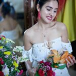Priyanka KD Instagram - प्रत्येक फूल का अपना एक जादू होता है। ….. #priyankakholgade #instagood #instagram #photooftheday #photography #photo #instadaily #whiteflowers #roses #flowers #happy #life #smile #mumbai