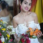 Priyanka KD Instagram - प्रत्येक फूल का अपना एक जादू होता है। ….. #priyankakholgade #instagood #instagram #photooftheday #photography #photo #instadaily #whiteflowers #roses #flowers #happy #life #smile #mumbai