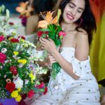Priyanka KD Instagram - प्रत्येक फूल का अपना एक जादू होता है। ….. #priyankakholgade #instagood #instagram #photooftheday #photography #photo #instadaily #whiteflowers #roses #flowers #happy #life #smile #mumbai