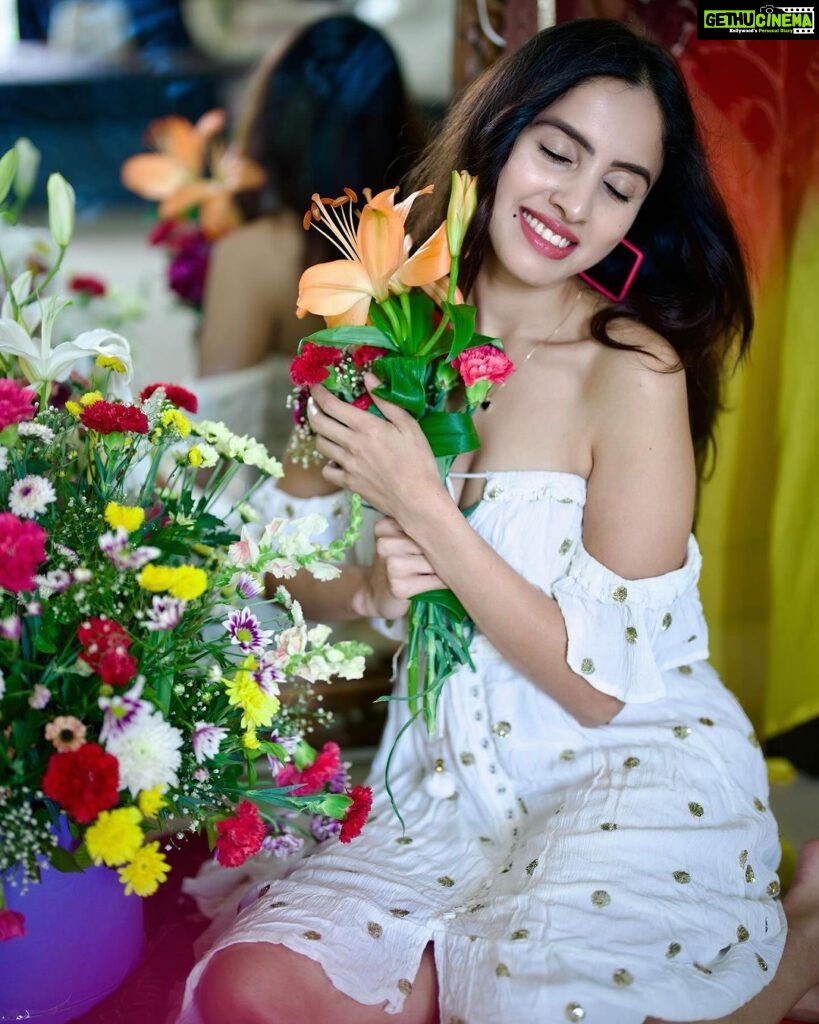 Priyanka KD Instagram - प्रत्येक फूल का अपना एक जादू होता है। ….. #priyankakholgade #instagood #instagram #photooftheday #photography #photo #instadaily #whiteflowers #roses #flowers #happy #life #smile #mumbai