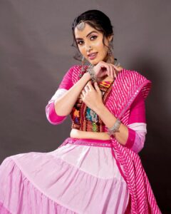 Priyanka KD Instagram - Pink 💗………. 
Costume: @heenadesignerstudio.fabrics 
makeup: @diptidedhiamua 

#photoshoot  #photography #pictures #picoftheday #garba #navratrilook #navratrispecial #pink #pinky #priyankakholgade #gujrat #mumbai #maharashtra