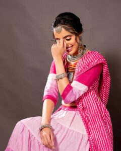Priyanka KD Instagram - Pink 💗………. 
Costume: @heenadesignerstudio.fabrics 
makeup: @diptidedhiamua 

#photoshoot  #photography #pictures #picoftheday #garba #navratrilook #navratrispecial #pink #pinky #priyankakholgade #gujrat #mumbai #maharashtra