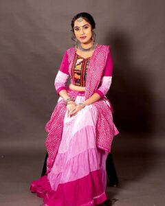 Priyanka KD Instagram - Pink 💗………. 
Costume: @heenadesignerstudio.fabrics 
makeup: @diptidedhiamua 

#photoshoot  #photography #pictures #picoftheday #garba #navratrilook #navratrispecial #pink #pinky #priyankakholgade #gujrat #mumbai #maharashtra