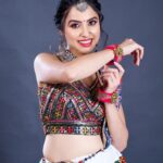 Priyanka KD Instagram – Costume:
@heenadesignerstudio.fabrics 
📸: @samjoe.official 
makeup: @diptidedhiamua ……

#priyankakholgade #instagram #instagood #instadaily #photography #photooftheday #picoftheday #love #lifestyle #life #happy #smile #garba #garbanight #navratri #navratrispecial #gujrat #mumbai #maharashtra