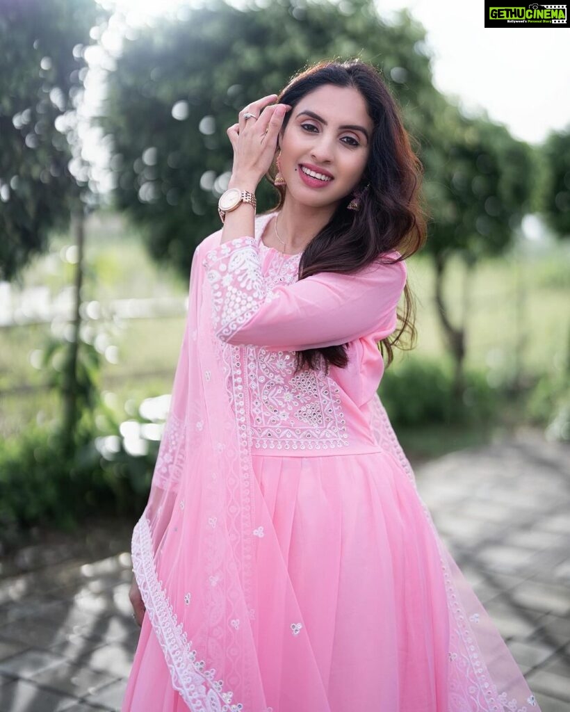 Priyanka KD Instagram - मुस्कुराहट दिल से निकलती है , दिमाग से तो वैसे ही दुनिया परेशान है । ….. 📸: @portraits_jdstudio costume: @fashion_style_online77 #priyankakholgade #photography #photooftheday #pictures #dress #smile #life #love #pink #instagram #instagood #instadaily #mumbai #maharashtra