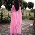 Priyanka KD Instagram – मुस्कुराहट दिल से निकलती है , दिमाग से तो वैसे ही दुनिया परेशान है । ….. 
📸: @portraits_jdstudio 
costume: @fashion_style_online77 

#priyankakholgade #photography #photooftheday #pictures #dress #smile #life #love #pink #instagram #instagood #instadaily #mumbai #maharashtra