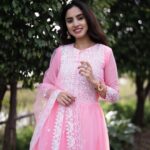 Priyanka KD Instagram – मुस्कुराहट दिल से निकलती है , दिमाग से तो वैसे ही दुनिया परेशान है । ….. 
📸: @portraits_jdstudio 
costume: @fashion_style_online77 

#priyankakholgade #photography #photooftheday #pictures #dress #smile #life #love #pink #instagram #instagood #instadaily #mumbai #maharashtra
