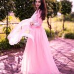 Priyanka KD Instagram – मुस्कुराहट दिल से निकलती है , दिमाग से तो वैसे ही दुनिया परेशान है । ….. 
📸: @portraits_jdstudio 
costume: @fashion_style_online77 

#priyankakholgade #photography #photooftheday #pictures #dress #smile #life #love #pink #instagram #instagood #instadaily #mumbai #maharashtra