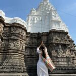 Priyanka KD Instagram – After Kedarnath 7th Jyotirlinga completed with My Mom ❤️… this Temple very special for me bcoz this jyotirling Temple is near to My Nani’s house , don’t miss the end …. Har Har Mahadev 

#harharmahadev #harharmahadevॐ #aundhanagnath #nagnath #temple #nageshwar #shivji #om #omnamahshivaya #shankar #jyotirling #shriaundhanagnath🕉️🙇 #priyankakholgade आठवे ज्योतिर्लिंग श्री औंढा नागनाथ