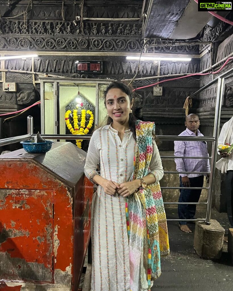 Priyanka KD Instagram - After Kedarnath 7th Jyotirlinga completed with My Mom ❤️… this Temple very special for me bcoz this jyotirling Temple is near to My Nani’s house , don’t miss the end …. Har Har Mahadev #harharmahadev #harharmahadevॐ #aundhanagnath #nagnath #temple #nageshwar #shivji #om #omnamahshivaya #shankar #jyotirling #shriaundhanagnath🕉️🙇 #priyankakholgade आठवे ज्योतिर्लिंग श्री औंढा नागनाथ
