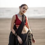 Priyanka KD Instagram - Black saree 😍 📸 : @sarathkrishnanks #priyankakholgade #instagram #instagood #instadaily #photography #photooftheday #pictures #love #black #saree #sareelove #sareefashion #style #pose #maharashtra #hyderabad #delhi