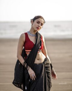 Priyanka KD Instagram - Black saree 😍 📸 : @sarathkrishnanks #priyankakholgade #instagram #instagood #instadaily #photography #photooftheday #pictures #love #black #saree #sareelove #sareefashion #style #pose #maharashtra #hyderabad #delhi