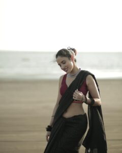 Priyanka KD Instagram - Black saree 😍 📸 : @sarathkrishnanks #priyankakholgade #instagram #instagood #instadaily #photography #photooftheday #pictures #love #black #saree #sareelove #sareefashion #style #pose #maharashtra #hyderabad #delhi