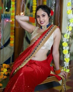 Priyanka KD Instagram - एक पल मे , वहाँ से हम उठे ! बैठने मे जहाँ , जमाने लगे ! #priyankakholgade #instagram #photography #photooftheday #love #lifestyle #life #redsaree #saree #sareefashion #sareelove