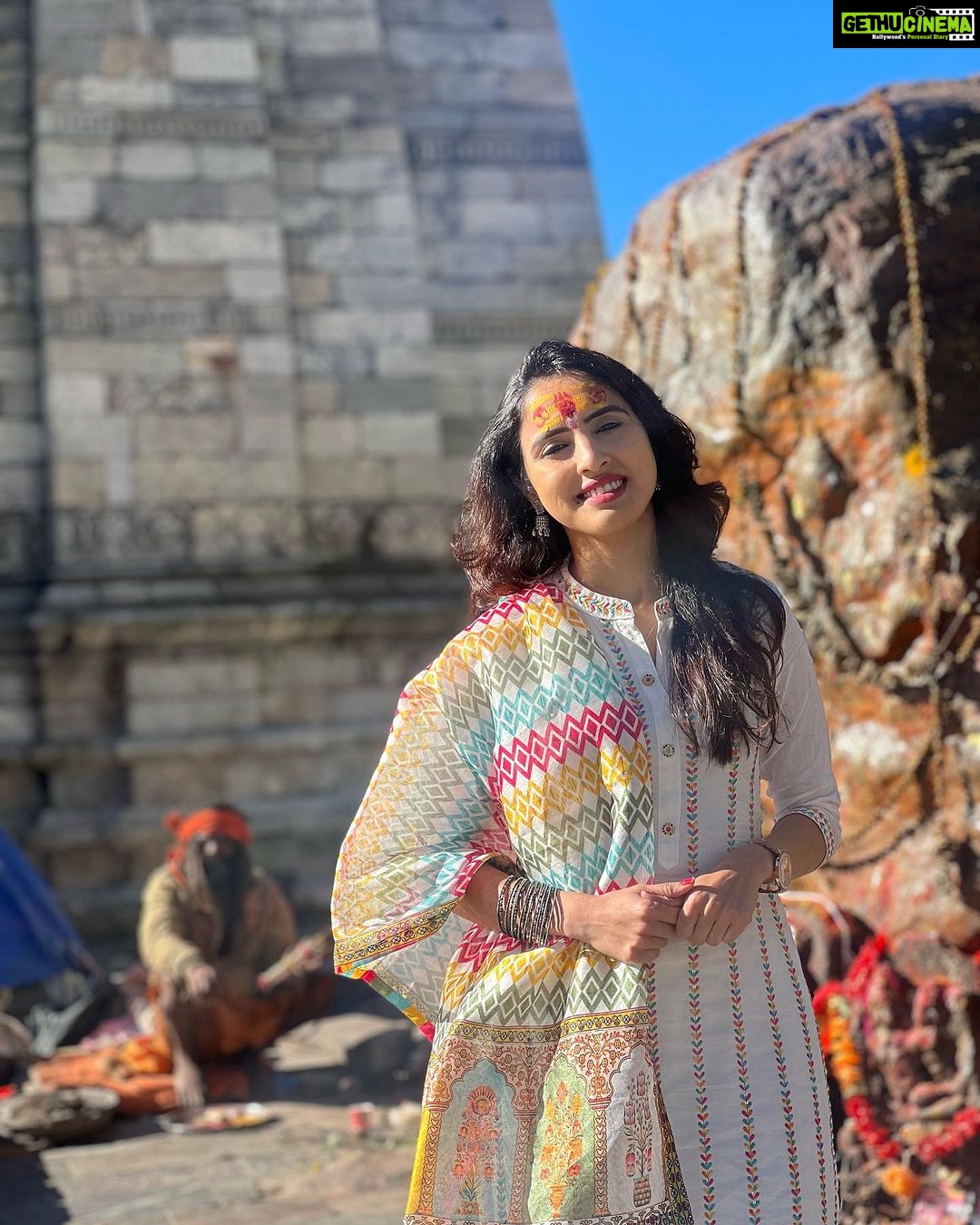 Priyanka KD Instagram - 6th jyotirling complete in श्रावण .. मैंने तो इच्छा माँगी थी पूरी तो उन्होंने की … 22 km walk के समय बोहोत problems आए क्यूकी की मैंने किसीका सहारा ना लेने का ठान लिया था पर मेरे बाबा आने द्वार के बाद जो सुकून मिला और साथी मैं अभिषेक भी किया तो वो feelings उसको बयान करने के लिए शब्द नहीं हैं …. बोलो जय श्री केदार 🙏🏻 #harharmahadev #harharmahadevॐ #kedarnath #jyotirling #hindutemple #mahadev #ॐ_नमः_शिवाय #priyankakholgade श्री केदारनाथ ज्योतिर्लिंग ,उत्तराखण्ड