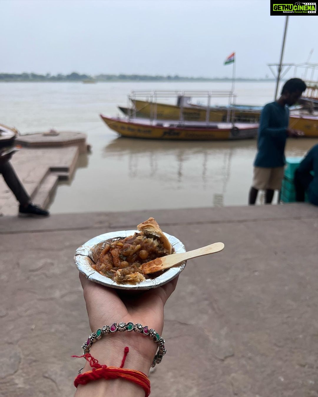 Priyanka KD Instagram - शिव से ही श्रृष्टि है , शिव से ही शक्ति है, अति आनंद सिर्फ़ शिव भक्ति है ! ॐ नमःशिवाय 🙏🏻🛕☘️🌺🪷….. #harharmahadev #harharmahadevॐ #shiv #shiva #mahadev #priyankakholgade #life #ॐ #om #kashivishwanath #kashi #shrikashivishwanath #temple #hindu #bholenath श्री काशीविश्वनाथ ज्योर्तिलिंग मंदिर - Shri Kashi Vishwanath Jyotirlinga