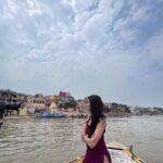 Priyanka KD Instagram - शिव से ही श्रृष्टि है , शिव से ही शक्ति है, अति आनंद सिर्फ़ शिव भक्ति है ! ॐ नमःशिवाय 🙏🏻🛕☘️🌺🪷….. #harharmahadev #harharmahadevॐ #shiv #shiva #mahadev #priyankakholgade #life #ॐ #om #kashivishwanath #kashi #shrikashivishwanath #temple #hindu #bholenath श्री काशीविश्वनाथ ज्योर्तिलिंग मंदिर - Shri Kashi Vishwanath Jyotirlinga