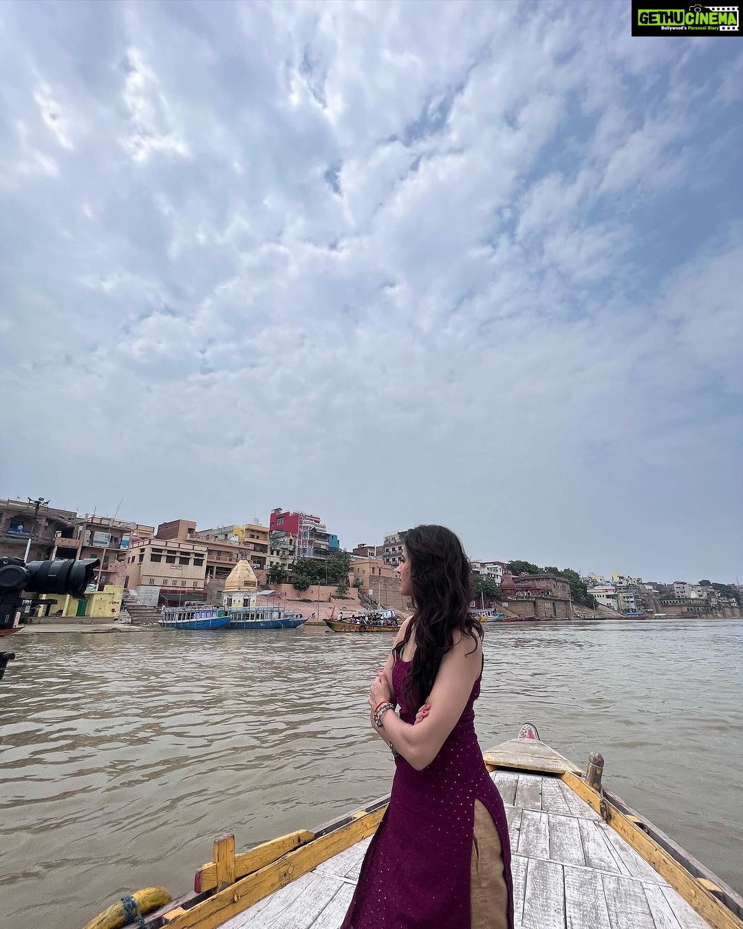 Priyanka KD Instagram - शिव से ही श्रृष्टि है , शिव से ही शक्ति है, अति आनंद सिर्फ़ शिव भक्ति है ! ॐ नमःशिवाय 🙏🏻🛕☘️🌺🪷….. #harharmahadev #harharmahadevॐ #shiv #shiva #mahadev #priyankakholgade #life #ॐ #om #kashivishwanath #kashi #shrikashivishwanath #temple #hindu #bholenath श्री काशीविश्वनाथ ज्योर्तिलिंग मंदिर - Shri Kashi Vishwanath Jyotirlinga
