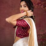 Priyanka KD Instagram – Happy Onam! May you be blessed with an abundance of joy, good health, and never-ending prosperity. Wishing you and your entire family a very happy Onam! 

📸: @stories_by_vinit_turalkar 

I tried this first time I don’t know it’s look good on me or not .. on that time I didn’t get Any makeup man or anything so all this jewelry , makeup n saree i did .. evn i don’t know how to wear saree but I tried .. This look suits on me or not don’t know but I really like this look .. i want this look on ONAM only so i did.. 

#priyankakholgade #instagram #instagood #photography #photooftheday #pictures #picoftheday #smile #love #tamil #onam #kerla #south #festival #malyalam