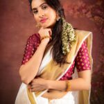 Priyanka KD Instagram – Happy Onam! May you be blessed with an abundance of joy, good health, and never-ending prosperity. Wishing you and your entire family a very happy Onam! 

📸: @stories_by_vinit_turalkar 

I tried this first time I don’t know it’s look good on me or not .. on that time I didn’t get Any makeup man or anything so all this jewelry , makeup n saree i did .. evn i don’t know how to wear saree but I tried .. This look suits on me or not don’t know but I really like this look .. i want this look on ONAM only so i did.. 

#priyankakholgade #instagram #instagood #photography #photooftheday #pictures #picoftheday #smile #love #tamil #onam #kerla #south #festival #malyalam