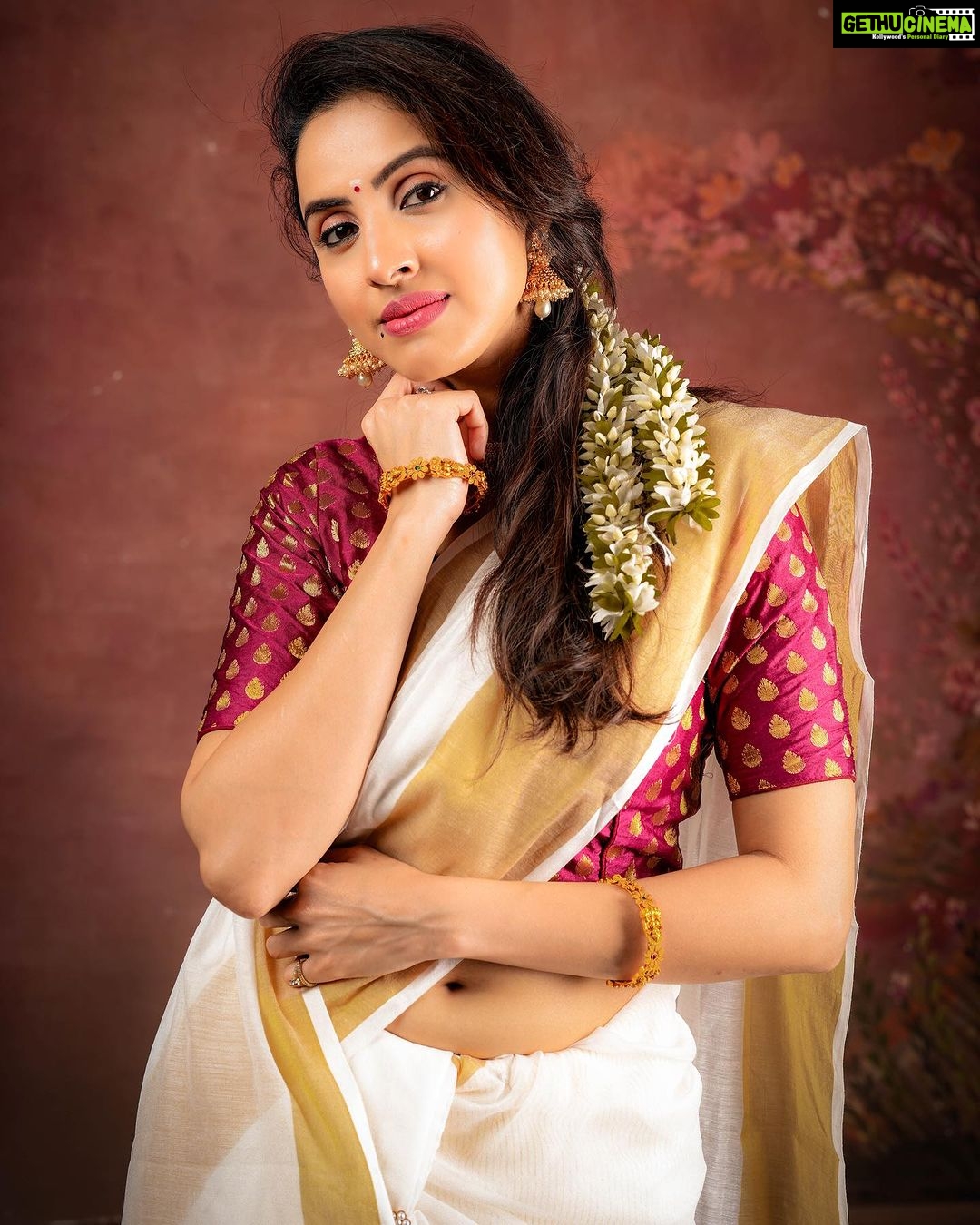 Priyanka KD Instagram - Happy Onam! May you be blessed with an abundance of joy, good health, and never-ending prosperity. Wishing you and your entire family a very happy Onam! 📸: @stories_by_vinit_turalkar I tried this first time I don’t know it’s look good on me or not .. on that time I didn’t get Any makeup man or anything so all this jewelry , makeup n saree i did .. evn i don’t know how to wear saree but I tried .. This look suits on me or not don’t know but I really like this look .. i want this look on ONAM only so i did.. #priyankakholgade #instagram #instagood #photography #photooftheday #pictures #picoftheday #smile #love #tamil #onam #kerla #south #festival #malyalam