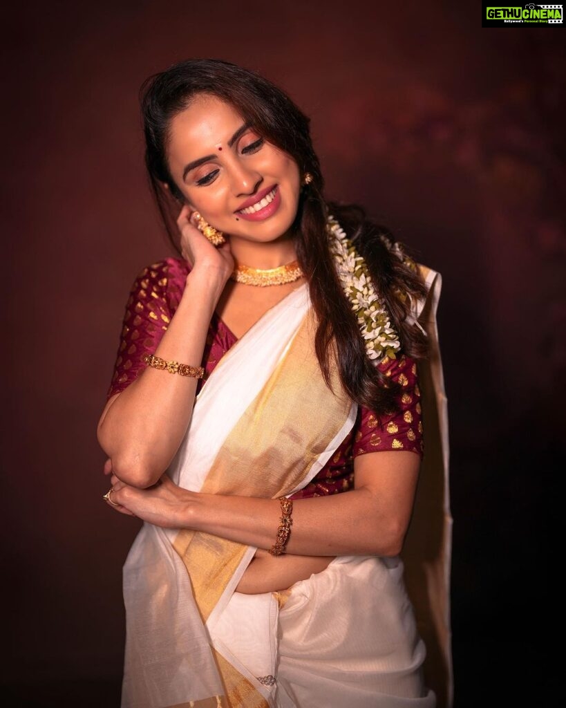Priyanka KD Instagram - Happy Onam! May you be blessed with an abundance of joy, good health, and never-ending prosperity. Wishing you and your entire family a very happy Onam! 📸: @stories_by_vinit_turalkar I tried this first time I don’t know it’s look good on me or not .. on that time I didn’t get Any makeup man or anything so all this jewelry , makeup n saree i did .. evn i don’t know how to wear saree but I tried .. This look suits on me or not don’t know but I really like this look .. i want this look on ONAM only so i did.. #priyankakholgade #instagram #instagood #photography #photooftheday #pictures #picoftheday #smile #love #tamil #onam #kerla #south #festival #malyalam