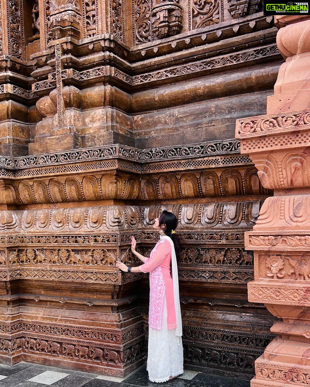 Priyanka KD Instagram - जब मुझे यकीन है के महादेव मेरे साथ है , तो इस से कोई फर्क नही पड़ता कौन मेरे ख़िलाफ़ है! 🙏🏻 #harharmahadev #purijagannath #jagannath #jagannathtemple #hyderabad #banjarahills #mahadev #priyankakholgade Puri Jagannath Temple,hyderabad