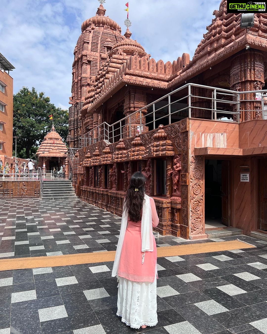 Priyanka KD Instagram - जब मुझे यकीन है के महादेव मेरे साथ है , तो इस से कोई फर्क नही पड़ता कौन मेरे ख़िलाफ़ है! 🙏🏻 #harharmahadev #purijagannath #jagannath #jagannathtemple #hyderabad #banjarahills #mahadev #priyankakholgade Puri Jagannath Temple,hyderabad