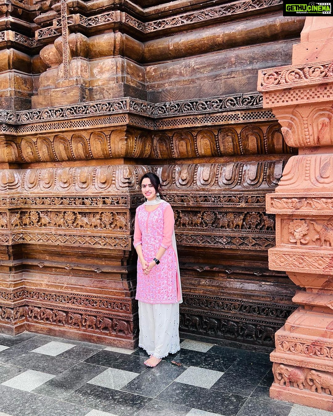 Priyanka KD Instagram - जब मुझे यकीन है के महादेव मेरे साथ है , तो इस से कोई फर्क नही पड़ता कौन मेरे ख़िलाफ़ है! 🙏🏻 #harharmahadev #purijagannath #jagannath #jagannathtemple #hyderabad #banjarahills #mahadev #priyankakholgade Puri Jagannath Temple,hyderabad