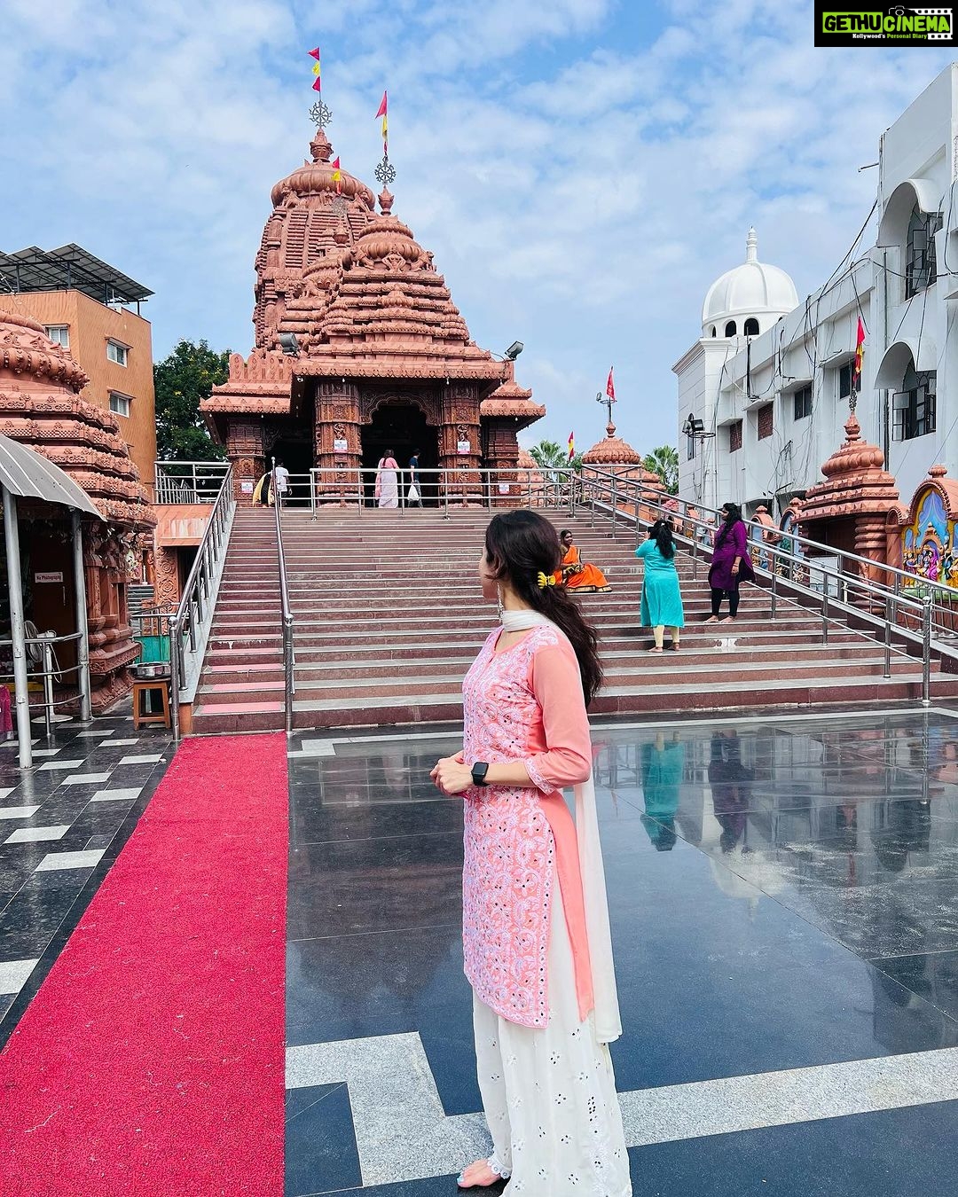 Priyanka KD Instagram - जब मुझे यकीन है के महादेव मेरे साथ है , तो इस से कोई फर्क नही पड़ता कौन मेरे ख़िलाफ़ है! 🙏🏻 #harharmahadev #purijagannath #jagannath #jagannathtemple #hyderabad #banjarahills #mahadev #priyankakholgade Puri Jagannath Temple,hyderabad