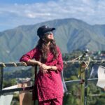 Priyanka KD Instagram - ये हंसी वादियां, ये खुशनुमा समा , ये ठंडी हवा , ये झुका आसमां …. #priyankakholgade #mussoorie #pahadi #hillstation #hills #location #uttarakhand #dehradun #vadiya Mussoorie