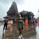 Priyanka KD Instagram - Pehla Somvar bolo Har Har Mahadev 🙏🏻 ॐ नमःशिवाय #ॐ_नमः_शिवाय #harharmahadev #mahadev #jyotirling #nashik #mahadev #priyankakholgade #priyankakd #maharashtra #mumbai #puna #dev #devokedevmahadev #hindutemple श्री त्रयंबकेश्वर महादेव मन्दिर, त्रयम्बकेश्वर