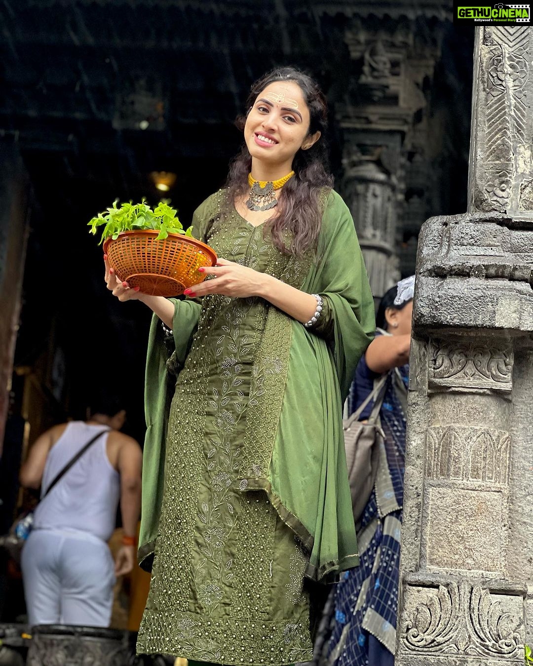 Priyanka KD Instagram - Pehla Somvar bolo Har Har Mahadev ЁЯЩПЁЯП╗ реР рдирдордГрд╢рд┐рд╡рд╛рдп #реР_рдирдордГ_рд╢рд┐рд╡рд╛рдп #harharmahadev #mahadev #jyotirling #nashik #mahadev #priyankakholgade #priyankakd #maharashtra #mumbai #puna #dev #devokedevmahadev #hindutemple рд╢реНрд░реА рддреНрд░рдпрдВрдмрдХреЗрд╢реНрд╡рд░ рдорд╣рд╛рджреЗрд╡ рдордиреНрджрд┐рд░, рддреНрд░рдпрдореНрдмрдХреЗрд╢реНрд╡рд░