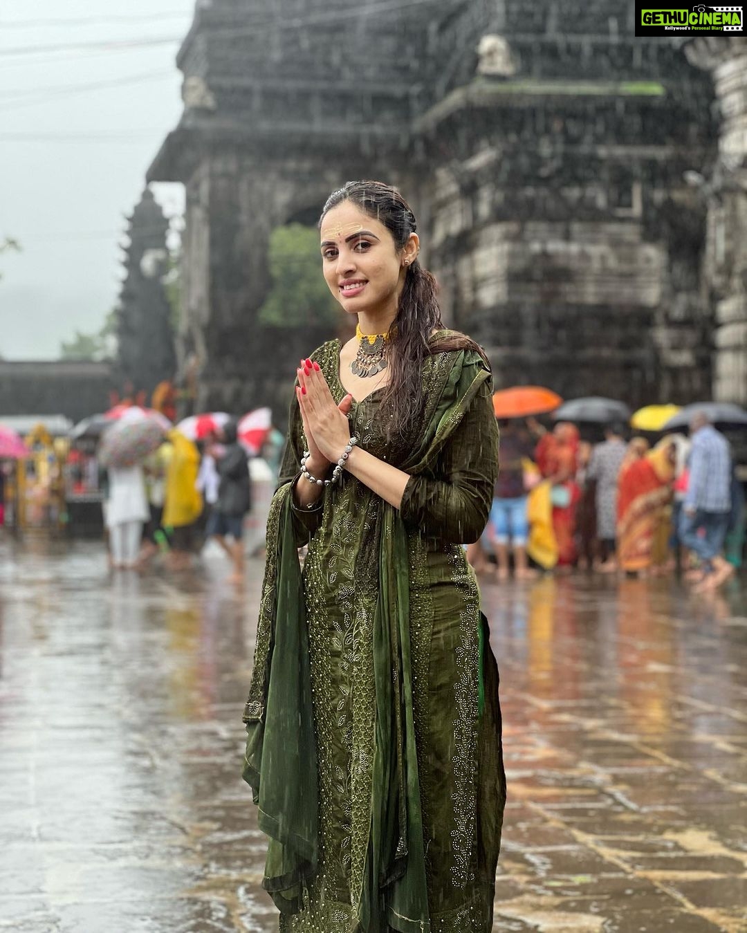 Priyanka KD Instagram - Pehla Somvar bolo Har Har Mahadev ЁЯЩПЁЯП╗ реР рдирдордГрд╢рд┐рд╡рд╛рдп #реР_рдирдордГ_рд╢рд┐рд╡рд╛рдп #harharmahadev #mahadev #jyotirling #nashik #mahadev #priyankakholgade #priyankakd #maharashtra #mumbai #puna #dev #devokedevmahadev #hindutemple рд╢реНрд░реА рддреНрд░рдпрдВрдмрдХреЗрд╢реНрд╡рд░ рдорд╣рд╛рджреЗрд╡ рдордиреНрджрд┐рд░, рддреНрд░рдпрдореНрдмрдХреЗрд╢реНрд╡рд░