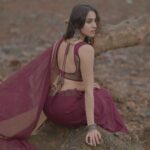 Priyanka KD Instagram - कागज पे तो अदालत चलती है , हमने तो तेरी आँखों के फ़ैसले मंज़ूर किये ! #priyankakholgade #instagram #instagood #photography #photooftheday #instagood #photo #love #lifestyle #life #mumbai #maharashtra #pose #saree #sareelove #sareefashion #sareelovers #hyderabad #telugu