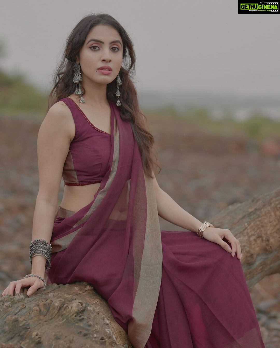 Priyanka KD Instagram - कागज पे तो अदालत चलती है , हमने तो तेरी आँखों के फ़ैसले मंज़ूर किये ! #priyankakholgade #instagram #instagood #photography #photooftheday #instagood #photo #love #lifestyle #life #mumbai #maharashtra #pose #saree #sareelove #sareefashion #sareelovers #hyderabad #telugu
