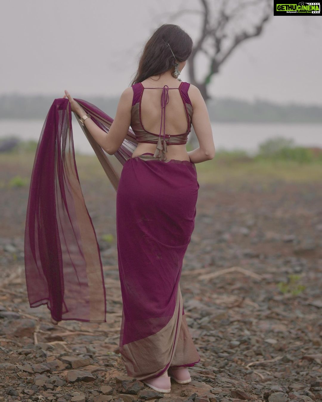 Priyanka KD Instagram - कागज पे तो अदालत चलती है , हमने तो तेरी आँखों के फ़ैसले मंज़ूर किये ! #priyankakholgade #instagram #instagood #photography #photooftheday #instagood #photo #love #lifestyle #life #mumbai #maharashtra #pose #saree #sareelove #sareefashion #sareelovers #hyderabad #telugu
