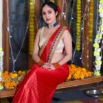 Priyanka KD Instagram – एक पल मे , वहाँ से हम उठे !  बैठने मे जहाँ , जमाने लगे ! 

#priyankakholgade #instagram #photography #photooftheday #love #lifestyle #life #redsaree #saree #sareefashion #sareelove