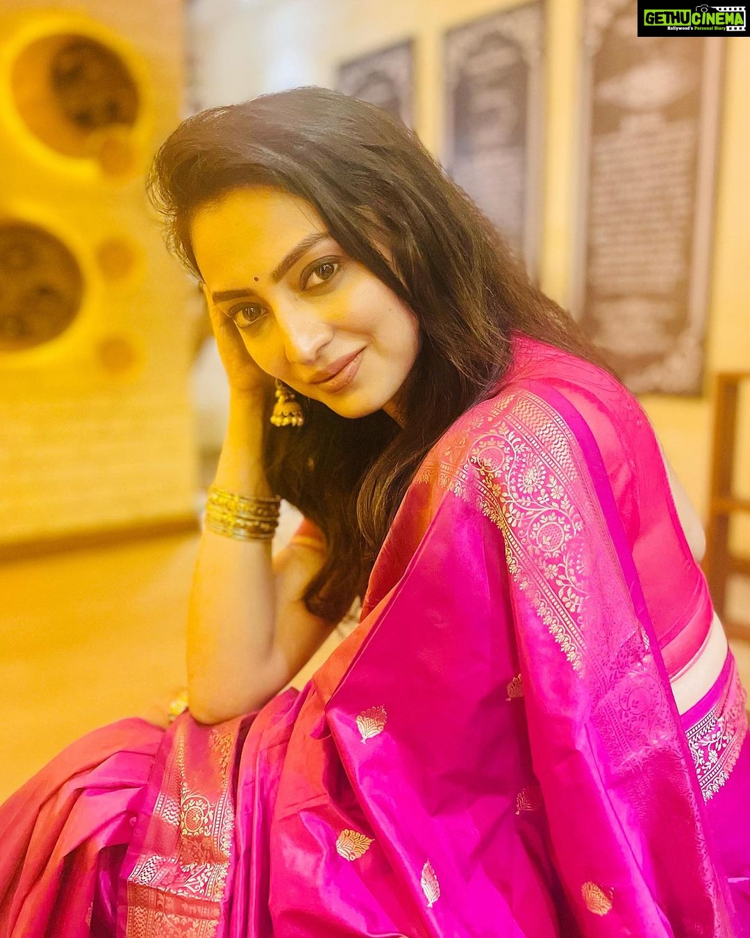 Priyanka Mondal Instagram - মহা নবমীর রাত সবাইকে জানাই শুভ বিজয়া দশমীর আন্তরিক শুভেচ্ছা ও অভিনন্দন 🙏🏻 #pujo2023 Saree from @nallisilksarees