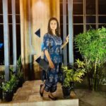 Priyanka Nair Instagram - തഴുകുന്ന നേരംപൊന്നിതളുകൾ കൂമ്പുന്ന ‌‌ മലരിന്റെ നാണംപോൽ അരികത്തുനിൽക്കുന്നു നീ ഒരു നാടൻപാട്ടായിതാ .... ഒരു നാടൻ പ്രേമത്തിന്റെ നിലയ്ക്കാത്ത പാട്ടായിതാ കടൽത്തിരയാടുമീ തീമണലിൽ കാതിൽ തേന്മഴയായ് പാടൂ കാറ്റേ കടലേ കടൽക്കാറ്റിൻ മുത്തങ്ങളിൽ കരൾകുളിർത്താരാരോ മധുരമായ് പാടും മണിശംഖുകളായ് കാതിൽ തേന്മഴയായ് പാടൂ കാറ്റേ കടലേ..♥️ #priyankanair #reelsunstagram #yesudas #malayalamsongs