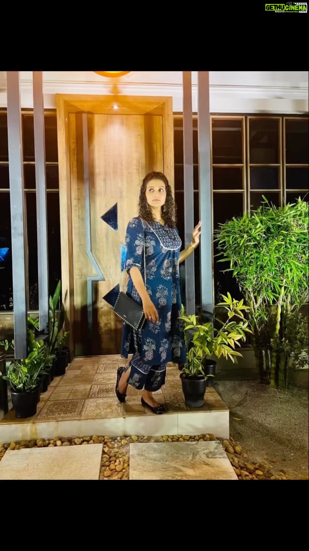 Priyanka Nair Instagram - തഴുകുന്ന നേരംപൊന്നിതളുകൾ കൂമ്പുന്ന മലരിന്റെ നാണംപോൽ അരികത്തുനിൽക്കുന്നു നീ ഒരു നാടൻപാട്ടായിതാ .... ഒരു നാടൻ പ്രേമത്തിന്റെ നിലയ്ക്കാത്ത പാട്ടായിതാ കടൽത്തിരയാടുമീ തീമണലിൽ കാതിൽ തേന്മഴയായ് പാടൂ കാറ്റേ കടലേ കടൽക്കാറ്റിൻ മുത്തങ്ങളിൽ കരൾകുളിർത്താരാരോ മധുരമായ് പാടും മണിശംഖുകളായ് കാതിൽ തേന്മഴയായ് പാടൂ കാറ്റേ കടലേ..♥️ #priyankanair #reelsunstagram #yesudas #malayalamsongs