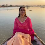 Priyanka Pandit Instagram - इन्द्रियों से मिलने वाला सुख सच्चा नहीं होता हैं, इन्द्रियों का सुख पहले तुमको अमृत की मिठास देगा, लेकिन बाद में तुम्हारा विनाश कर देगा. Mumbai, Maharashtra
