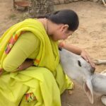 Priyanka Pandit Instagram - Hare Krishna 🥰 mujhe ye Vrindavan parikrama main mili thi 🥰 shanti se bethi hui thi side main pata nhi mujhe kya hua main gai inke pass or inhone muh pher liya mere se maine bolna start kiya Radha Radha Radha or inhone muh meri taraf kiya or bahot pyar se apna ser mere pass lai 🥰 Main continue Radha Radha bol rahi thi 🥰jese Radha bolna ruka inhone phir apna muh pher liya 😂😂😂 Vrindavan main sirf Radha naam chlta he 🥰jai shree radhe Mumbai, Maharashtra
