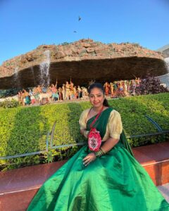 Priyanka Pandit Instagram - Govardhan pooja ki aap sabhi logo ko ther sari subhkamnaye 🙏 

भगवान को प्राप्त करने के सभी साधनों में ‘शरणागति’ सबसे सरल साधन है । साधारण भाषा में शरणागति का अर्थ मन, वाणी और शरीर से अपने-आप को भगवान के अर्पण कर देना है । जैसे दूध में पानी मिलाने पर पानी भी दूध हो जाता है, उसी प्रकार अपने मन को हर प्रकार से भगवान में मिला देना ही शरणागति है । मैं और मेरे के स्थान पर बस ‘केवल एक तू ही तू’ और ‘सब कुछ तेरा ही है’—यही समर्पण की भावना ‘शरणागति’ कहलाती है । शरणागति को शरण, प्रपन्नता, आत्म-समर्पण, दास-भाव या गोपी-भाव भी कहते हैं ।