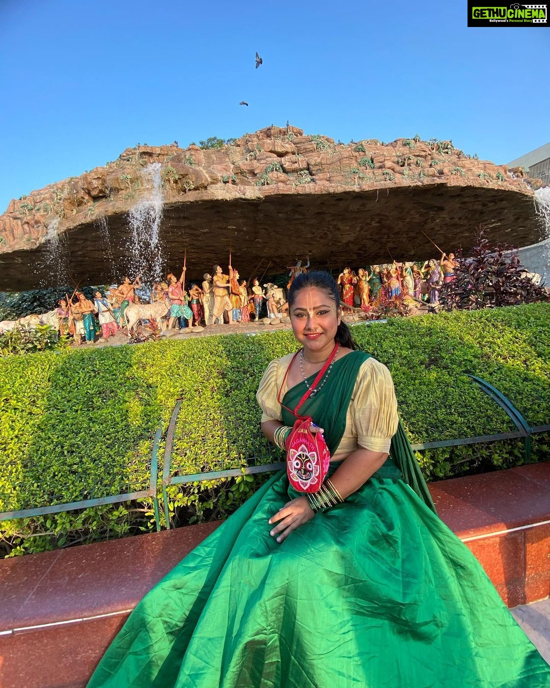Priyanka Pandit - 3.8K Likes - Govardhan pooja ki aap sabhi logo ko ther sari subhkamnaye 🙏
भगवान को प्राप्त करने के सभी साधनों में ‘शरणागति’ सबसे सरल साधन है । साधारण भाषा में शरणागति का अर्थ मन, वाणी और शरीर से अपने-आप को भगवान के अर्पण कर देना है । जैसे दूध में पानी मिलाने पर पानी भी दूध हो जाता है, उसी प्रकार अपने मन को हर प्रकार से भगवान में मिला देना ही शरणागति है । मैं और मेरे के स्थान पर बस ‘केवल एक तू ही तू’ और ‘सब कुछ तेरा ही है’—यही समर्पण की भावना ‘शरणागति’ कहलाती है । शरणागति को शरण, प्रपन्नता, आत्म-समर्पण, दास-भाव या गोपी-भाव भी कहते हैं ।