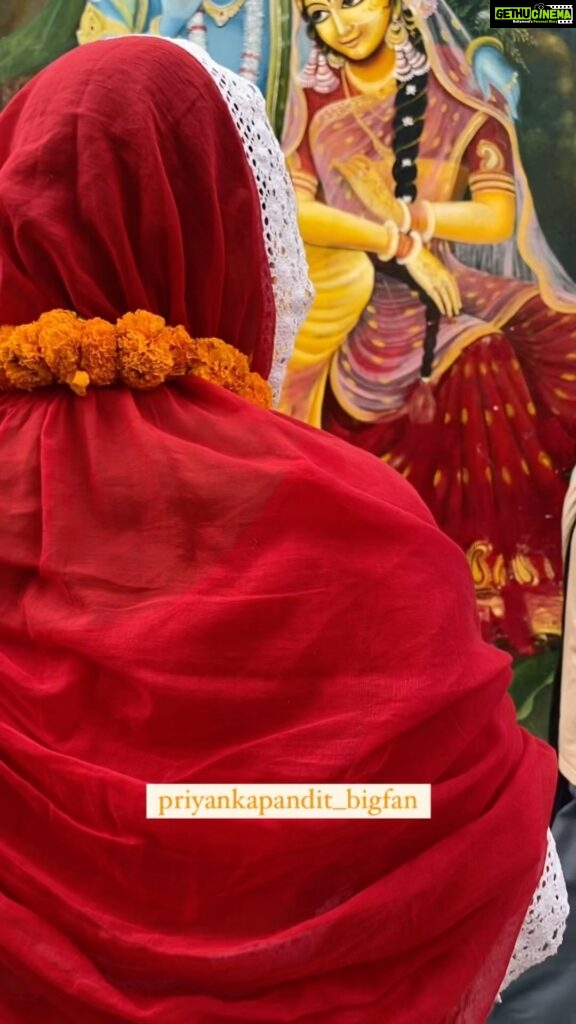 Priyanka Pandit Instagram - Tere Charno se lipat jate hai 🦚💙 @priyanka_pandit_ @nand_lal_sakha Barsana Radhe Rani Temple