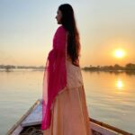 Priyanka Pandit Instagram – वासांसि जीर्णानि यथा विहाय
नवानि गृह्णाति नरोऽपराणि ।
तथा शरीराणि विहाय जीर्णा-
न्यन्यानि संयाति नवानि देही ॥2.22॥

भावार्थ : जैसे मनुष्य पुराने वस्त्रों को त्यागकर दूसरे नए वस्त्रों को ग्रहण करता है, वैसे ही जीवात्मा पुराने शरीरों को त्यागकर दूसरे नए शरीरों को प्राप्त होता है Mumbai, Maharashtra