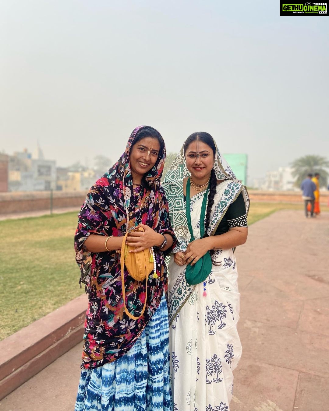 Priyanka Pandit Instagram - प्रिय माताजी 🥰 @thevediccommunity Wese toh likhne ke liye or bolne ke liye bahot kuch he 🥰lekin km shabd main bolungi aap meri fav he 🥰bahot kuch sikhne ko milta he aapse 🥰 shriji ki kripa se aapse milne ka shobhagya prapt hua 🥰 Hari bol 🙏 Mumbai, Maharashtra