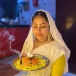 Priyanka Pandit Instagram – सर्वधर्मान्परित्यज्य मामेकं शरणं व्रज।
अहं त्वां सर्वपापेभ्यो मोक्षयिष्यामि मा शुच:॥
(अष्टादश अध्याय, श्लोक 66)
हिंदी अनुवाद: सभी धर्मो को छोड़कर मेरी शरण में आ जाओ. में तुम्हे सभी पापो से मुक्त कर दूंगा, इसमें कोई संदेह नहीं हैं।
English Translation: Abandon all varieties of dharmas and simply surrender unto me alone. I shall liberate you from all sinful reactions; do not fear. Mumbai, Maharashtra